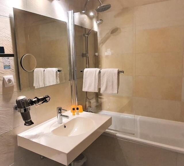 250303447